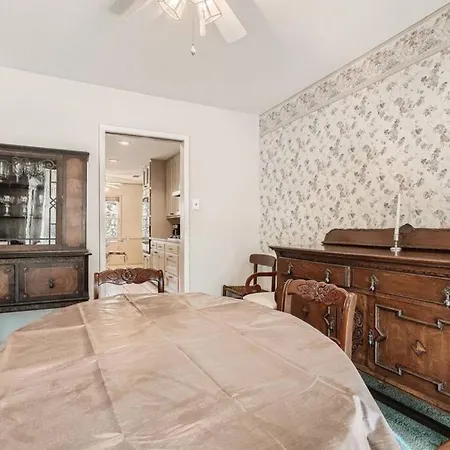 Classic Retreat In Great Neighborhood-3