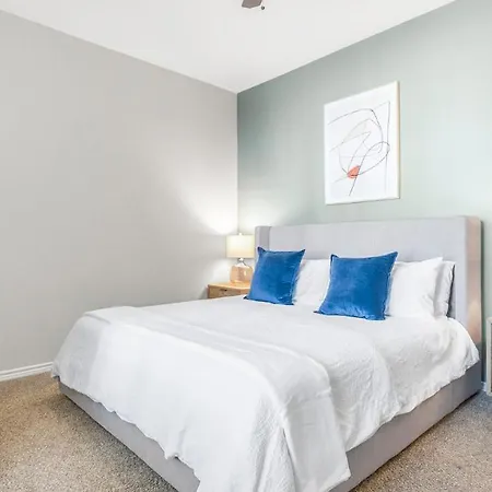 Modern Apartment In Prime Location Id4026X70-3