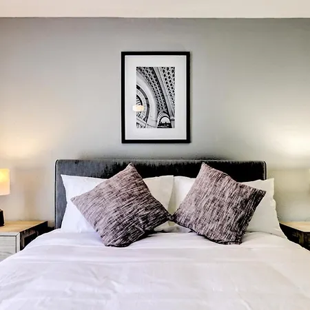 Modern Apartment In Prime Location Id5476X64-2