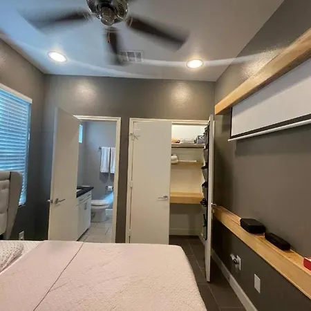 Private Hot Tub ! Relaxed Stay Within Miles To Downtown Houston! Individual Home 3 Br-2