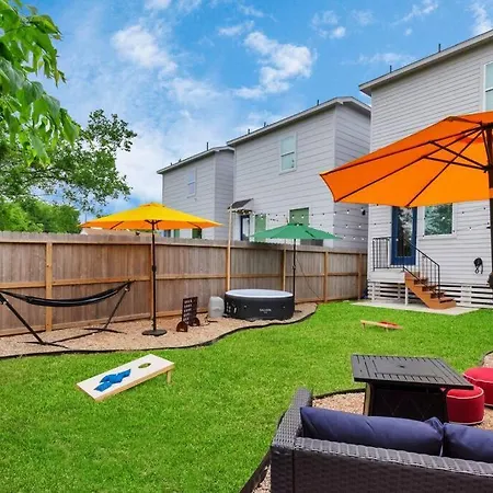 Camp Out Big Backyard W/Hottub 5Mins To Downtown-3