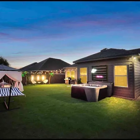 Luxe Downtown Retreat•Hot Tub • Fire Pit. Sleeps16-3