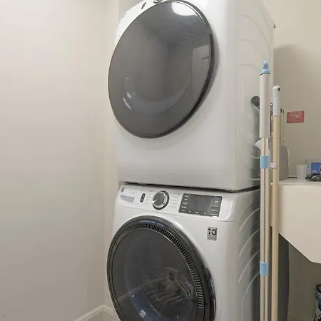 Modern Apartment In Prime Location Id9879X57-2