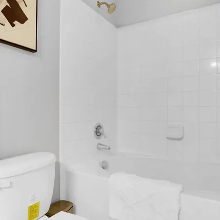 Modern Apartment In Prime Location Id7974X11-2