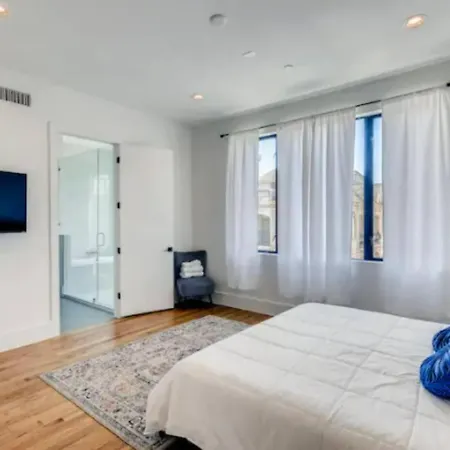 Two Identical 4 Story Homes Near Downtown With 8 Bdrms-3