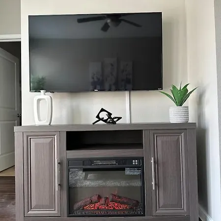 Trendy, upscale apartment!-2