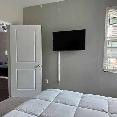Trendy, upscale apartment!-3