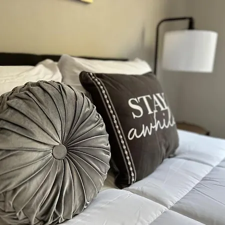 Luxury Apartment In Perfect Location!-3