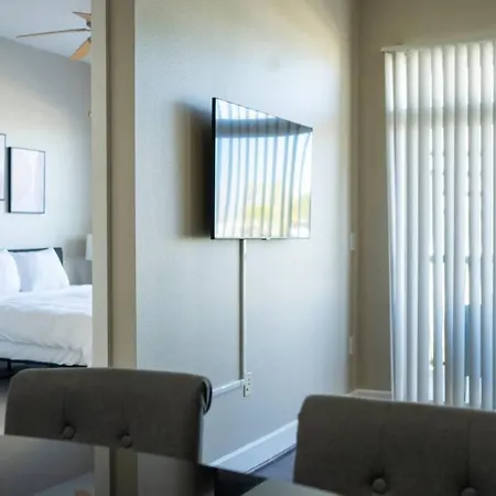 Luxurious Apt Fully Furnished!-2