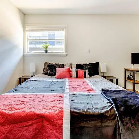 Neartown-Montrose Apartment For Remote Workers-2