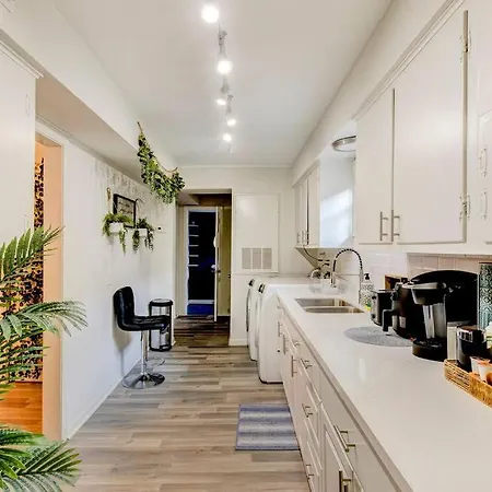 Neartown-Montrose Apartment For Remote Workers-3