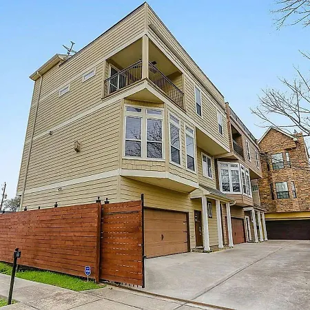Vibrant Haven With Rooftop Patio-2