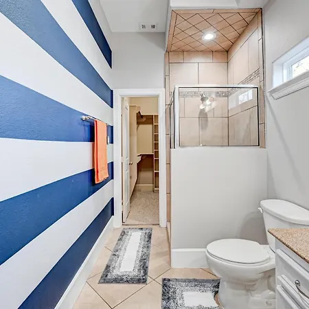 Vibrant Haven With Rooftop Patio-3