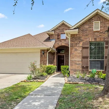4Br Houston Home Sleeps 9 With Foosball & Covered Patio-2