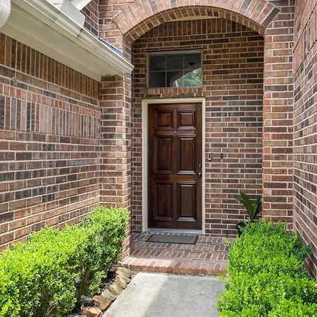 4Br Houston Home Sleeps 9 With Foosball & Covered Patio-3