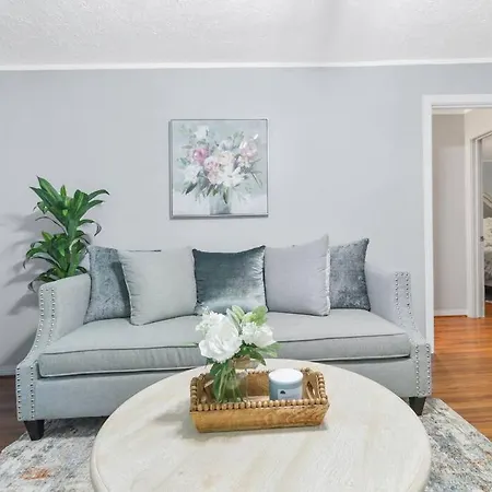 Modern & Cozy Houston Haven Villa-2