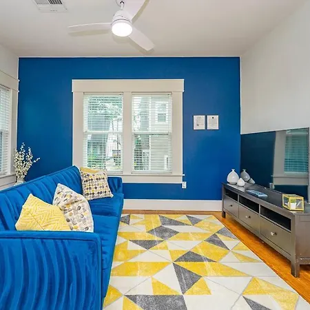 East Downtown Private Restored Historic Apartment_-3