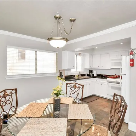 Contemporary Master Queen Suite-3