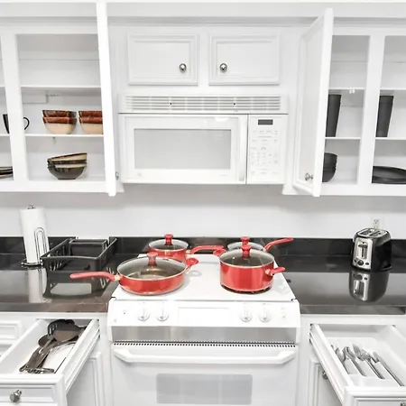 Contemporary Master Queen Suite-2