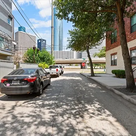 Luxe 3 Story Townhome With Downtown View Near Nrg Stadium Centrally Located Walkable To Popular Restaurants Sleeps 8-3