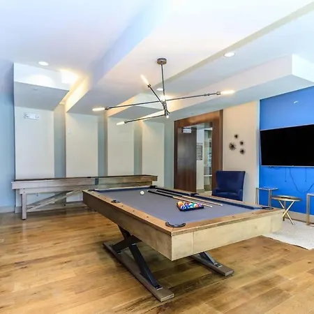 Downtown Houston Gem: Parking Pool Wifi Sleeps 4-3