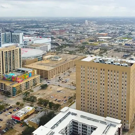 Downtown Houston Gem: Parking Pool Wifi Sleeps 4-2