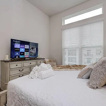 Urban Houston Oasis: Free Parking, Pool, Wifi - Sleeps 4-2