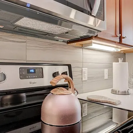 Urban Houston Oasis: Free Parking, Pool, Wifi - Sleeps 4-3