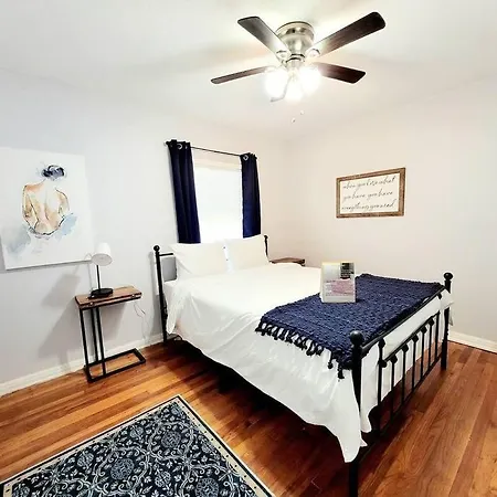 Centrally Located, Black & White Charmer Sleeps 10-3