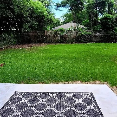Centrally Located, Black & White Charmer Sleeps 10-2