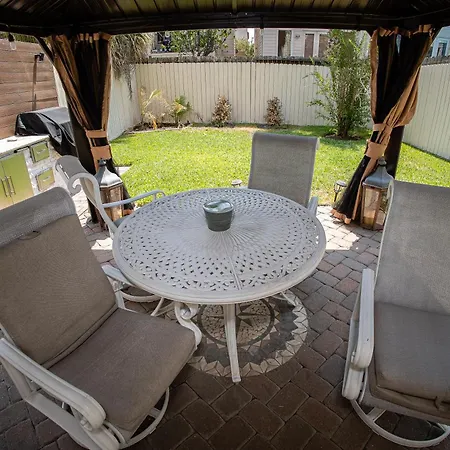 Beautiful First Floor Suite With Backyard, Near Downtown And Stadiums-2