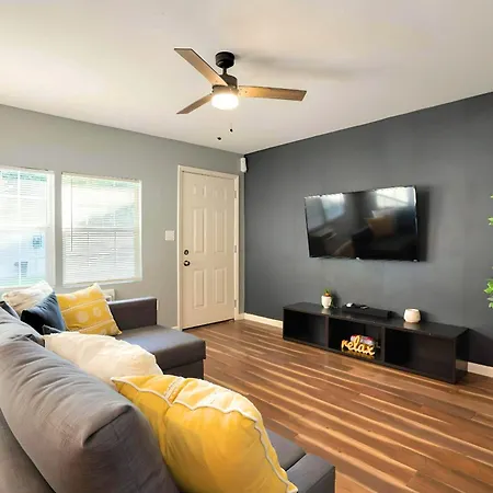 Convenient & Cozy Retreat L Hobby L Downtown L Nrg-2