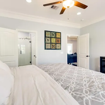 Luxe Southwest Houston Home With Balconies And Patio!-2