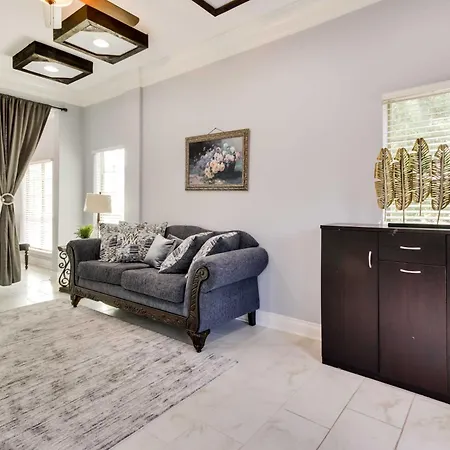 Luxe Southwest Houston Home With Balconies And Patio!-3