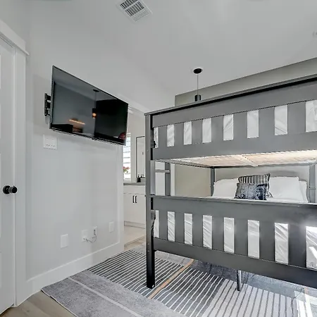Elegant 3BR Haven- Games, Luxury&Lush Garden-2