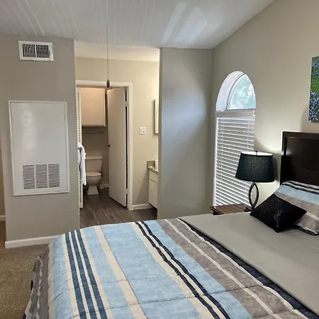 Beautiful 1-Bedroom Townhome With Nice Amenities-2