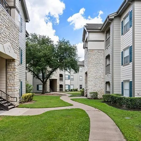 Modern Gem: 2Bd/2Ba Oasis In Shadowbriar, Houston!-3