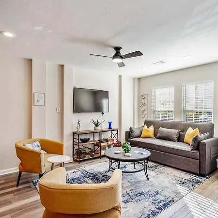 Winter Retreat 3B 3Ba Huge Backyard Mins From Downtown-3
