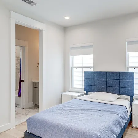 Luxe Houston Townhome With Balcony!-3