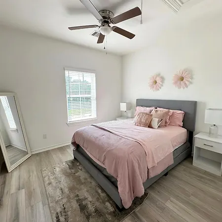 Luxe Three Story Duplex Near Downtown & Med Center-3