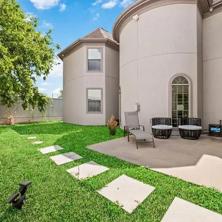 Luxuria Mini-Mansion Near Houston Downtown-3