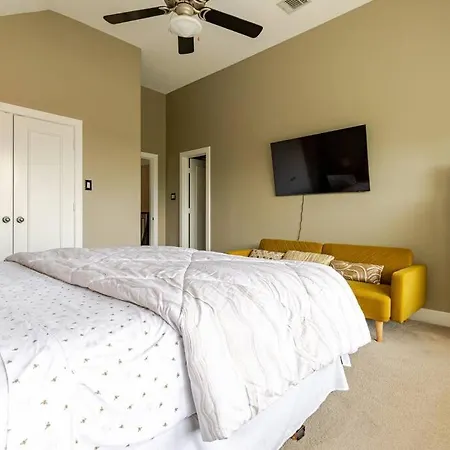 Wanderlust Villa Near Galleria Mall-2