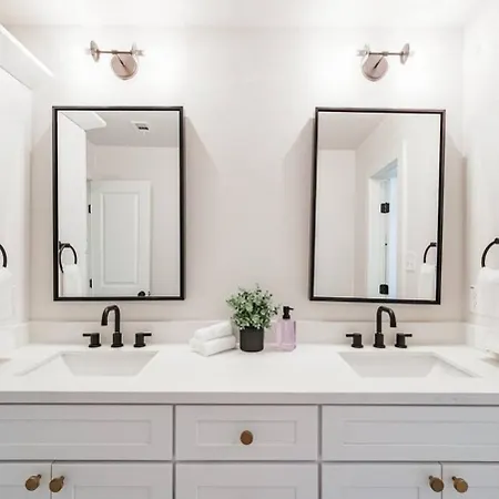 Rena Home Sleeps 8 Yard King Ensuite-3