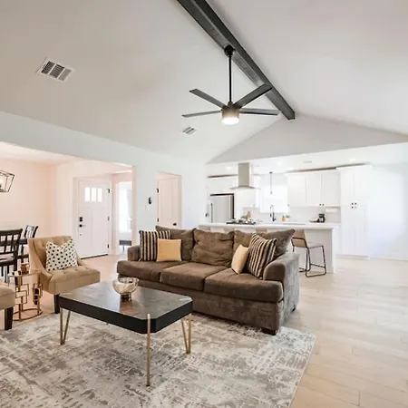 Rena Home Sleeps 8 Yard King Ensuite-2