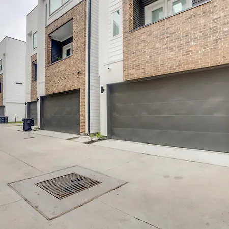 Inviting H-Town Home Near Shops And Golf Courses!-2