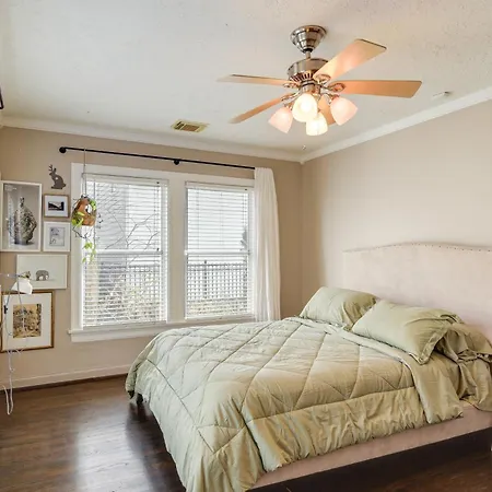 Charming Historic Houston Home With Yard!-2