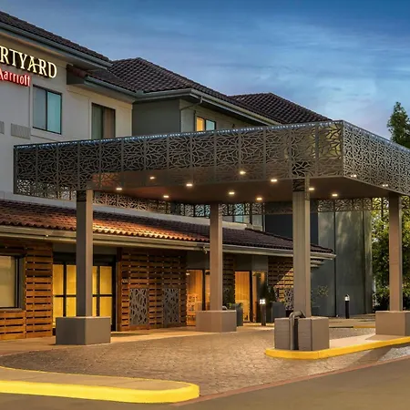 Courtyard By Marriott Houston Rice University-3