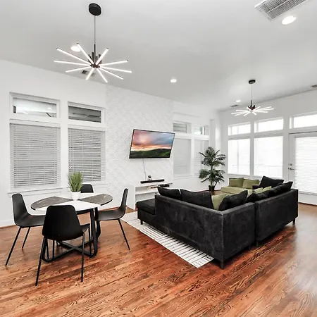 Amazing Rooftop! Downtown Skyline Views!!! Sleeps 15-3