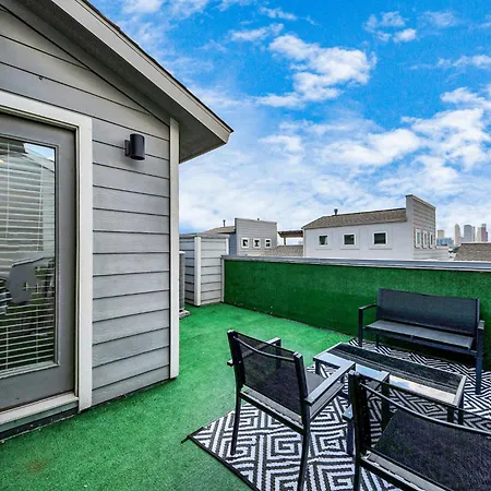 Amazing Rooftop! Downtown Skyline Views!!! Sleeps 15-2