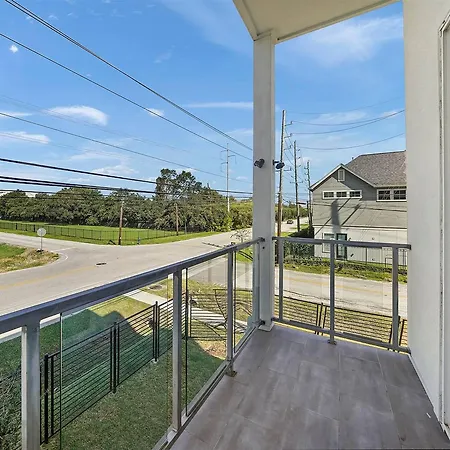 \"Modern 3Bed Townhome. Near Nrg\"-3